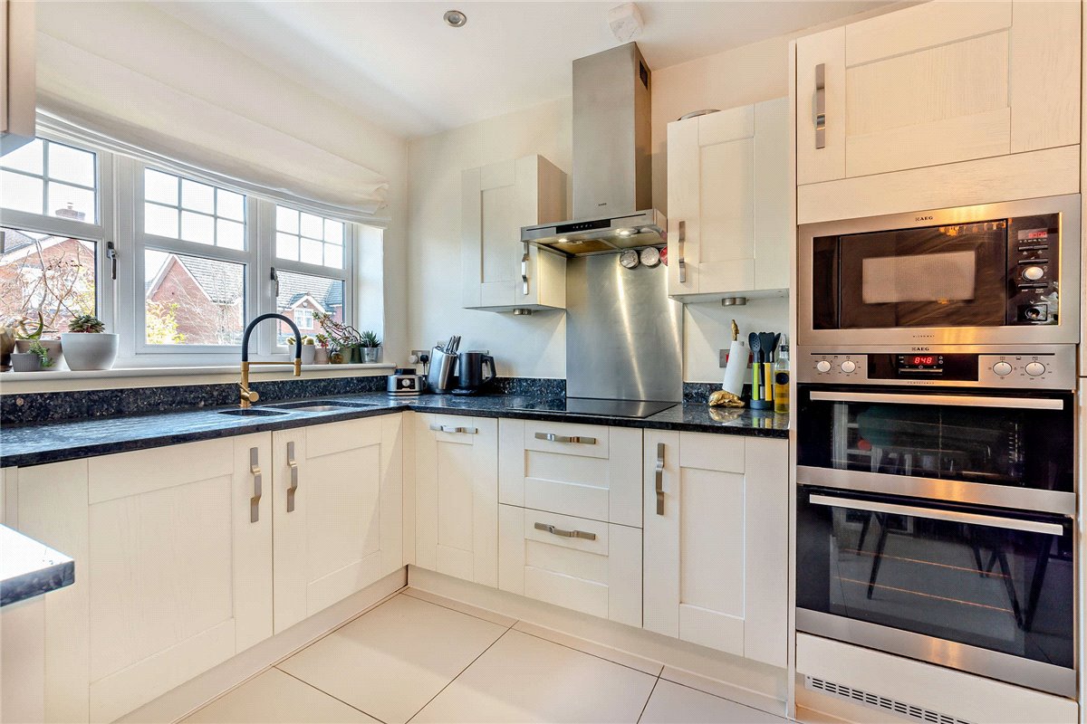 2 bedroom house, Paddock End, Woolton Hill RG20 - Sold