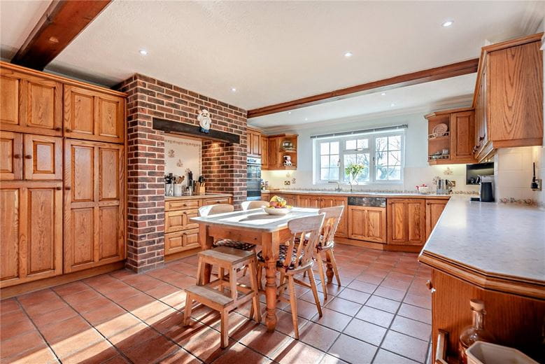 5 bedroom house, Fox's Lane, Kingsclere RG20 - Available