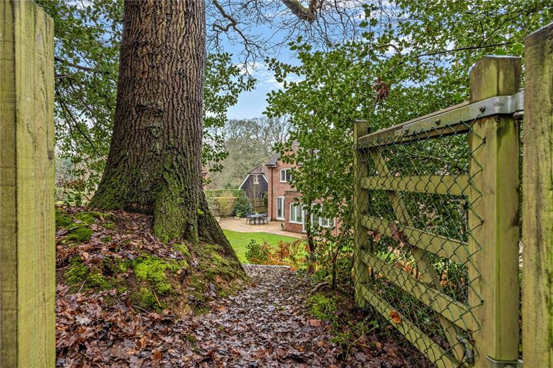 5 bedroom house, Thornford Road, Crookham Common RG19 - Available