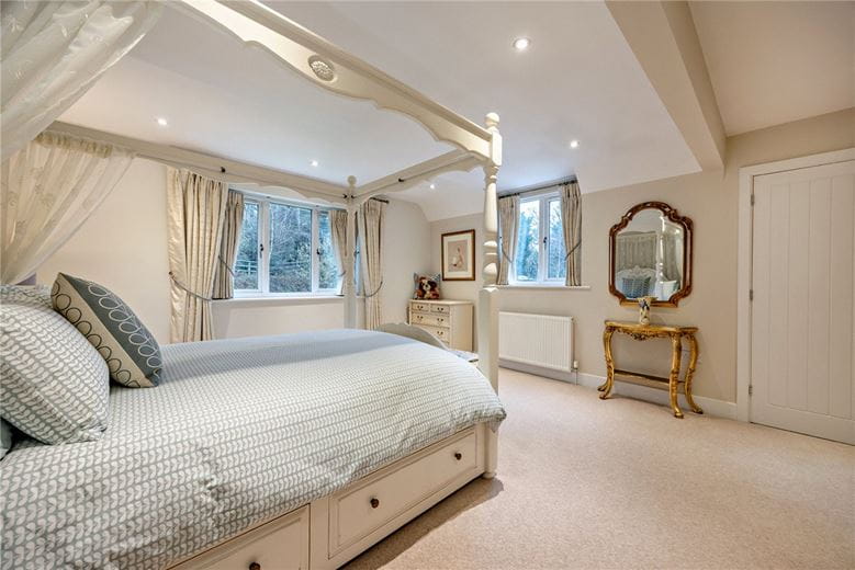 5 bedroom house, Thornford Road, Crookham Common RG19 - Available