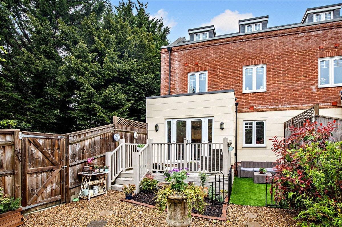 5 bedroom house, The Dolmans, Shaw RG14 - Available