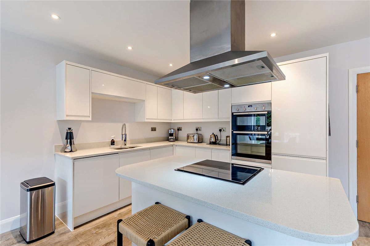 5 bedroom house, The Dolmans, Shaw RG14 - Available