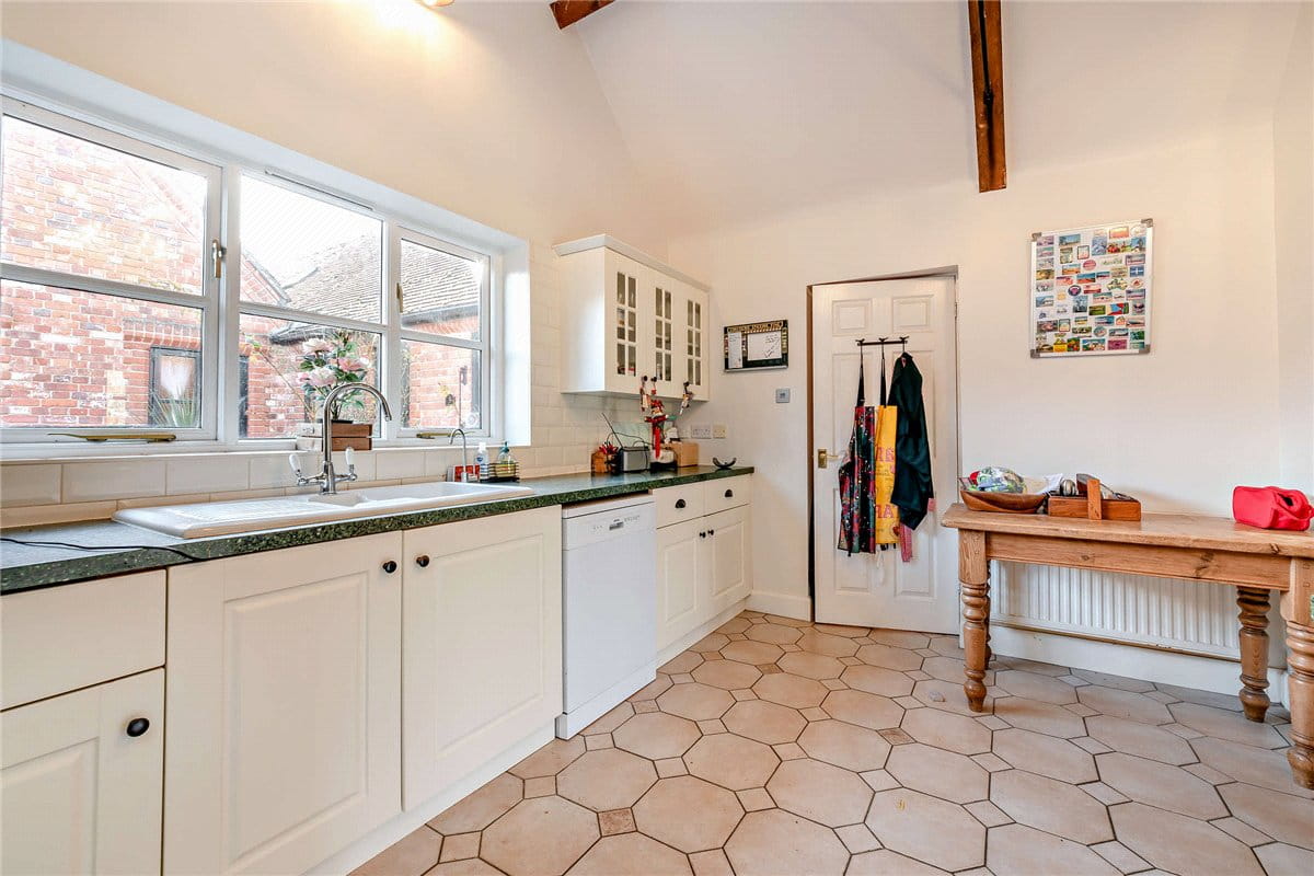 4 bedroom house, Hambridge Lane, Newbury RG14 - Available