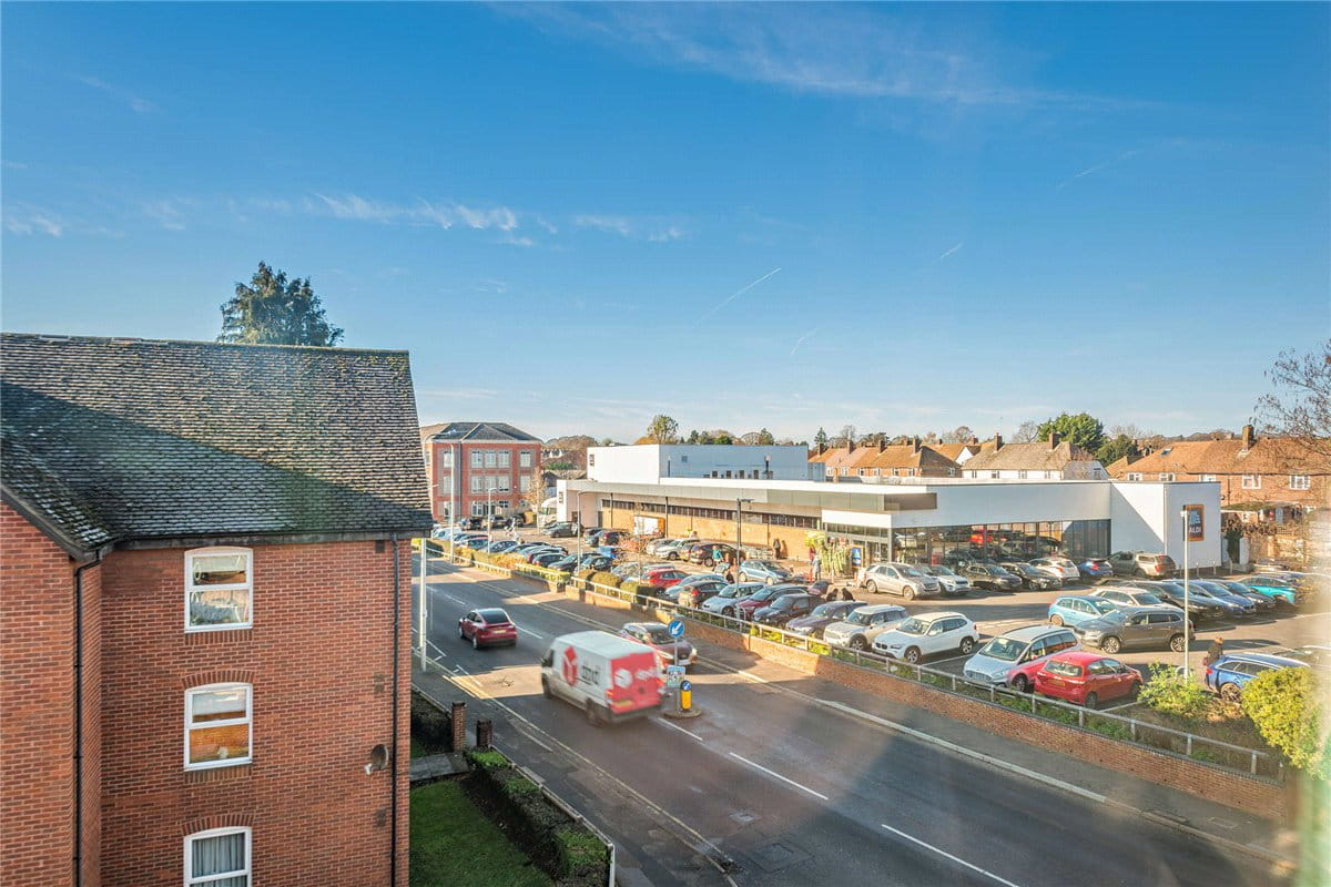 1 bedroom flat, London Road, Newbury RG14 - Sold STC