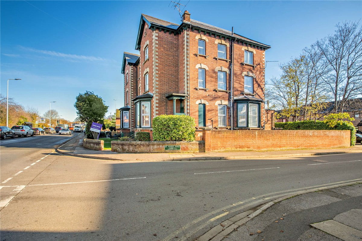 1 bedroom flat, London Road, Newbury RG14 - Sold STC