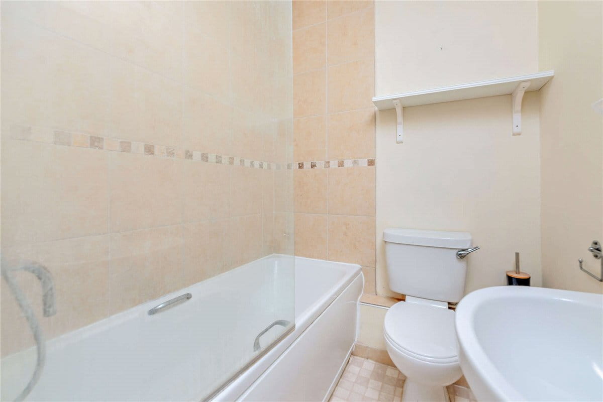 1 bedroom flat, London Road, Newbury RG14 - Sold STC