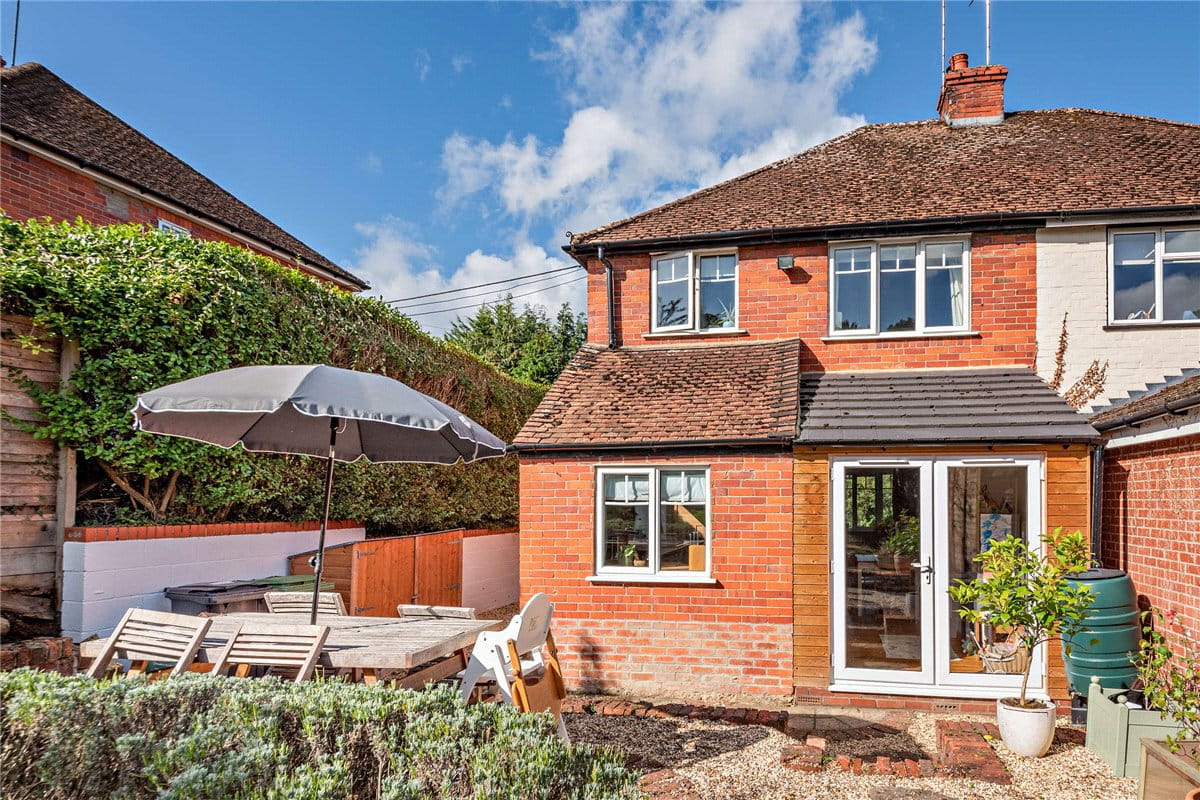 2 bedroom house, Pear Tree Lane, Newbury RG14 - Available