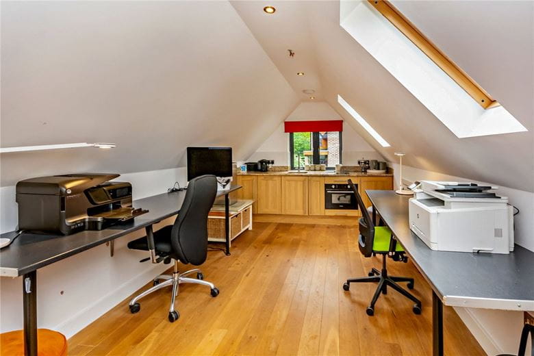 4 bedroom house, Oxford Road, Donnington RG14 - Available