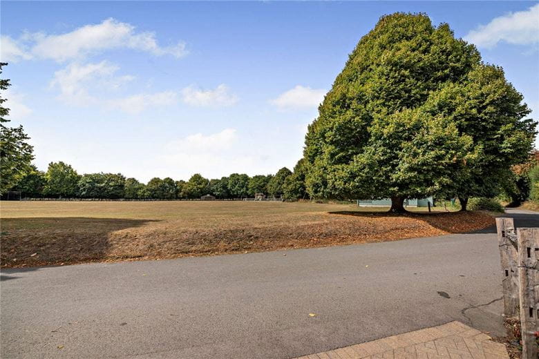 4 bedroom bungalow, Peasemore, Newbury RG20 - Available