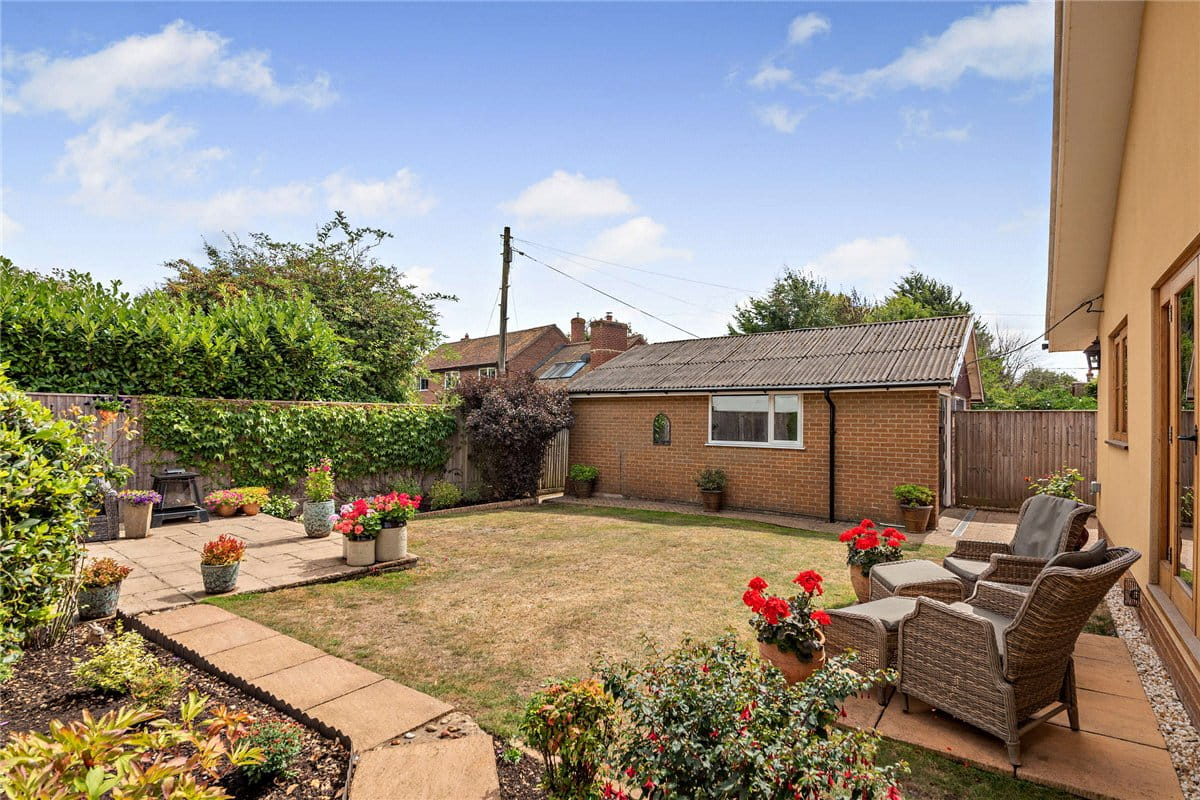 4 bedroom bungalow, Peasemore, Newbury RG20 - Available