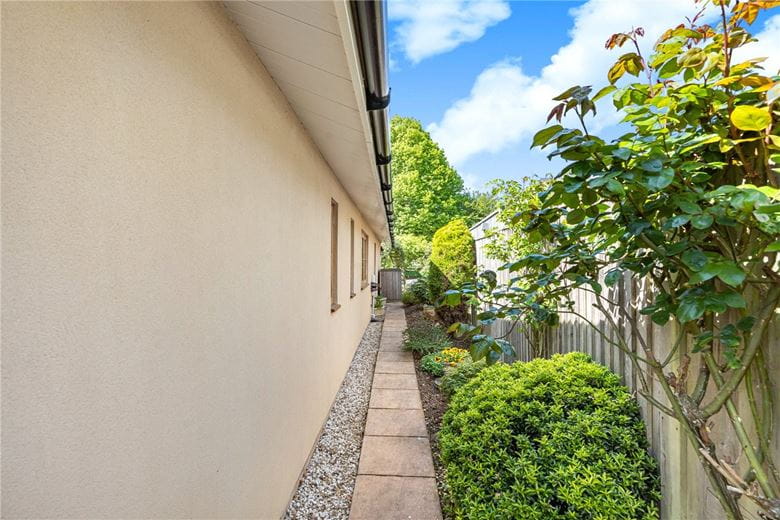 4 bedroom bungalow, Peasemore, Newbury RG20 - Available