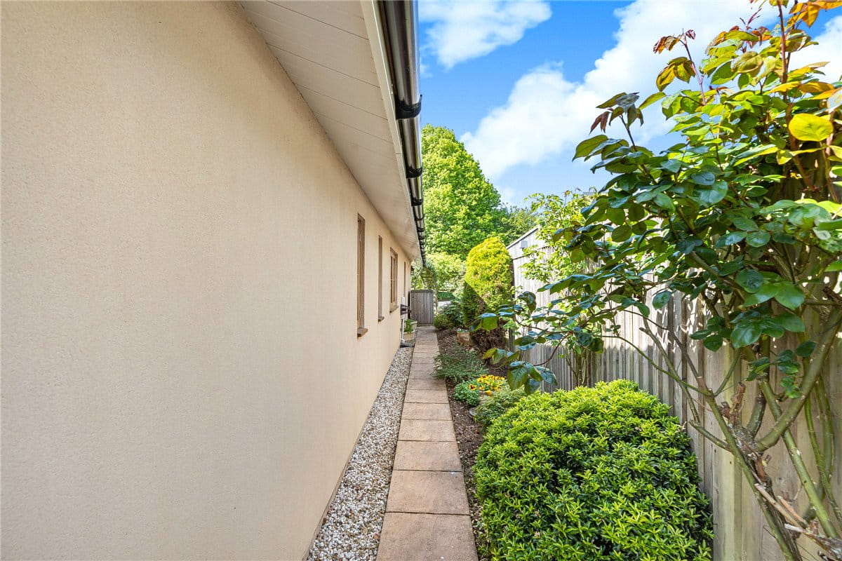 4 bedroom bungalow, Peasemore, Newbury RG20 - Available