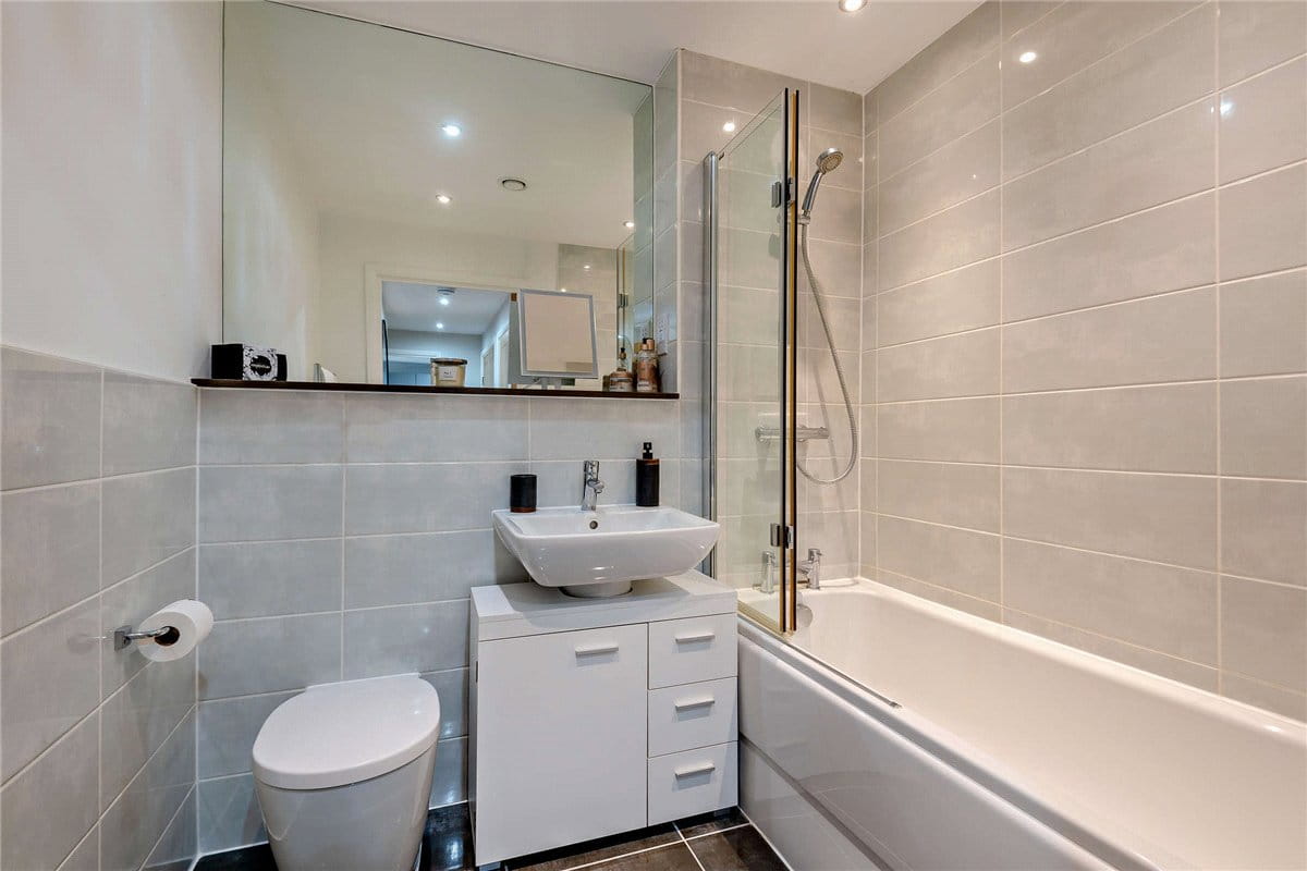 2 bedroom flat, Racecourse Road, Newbury RG14 - Available