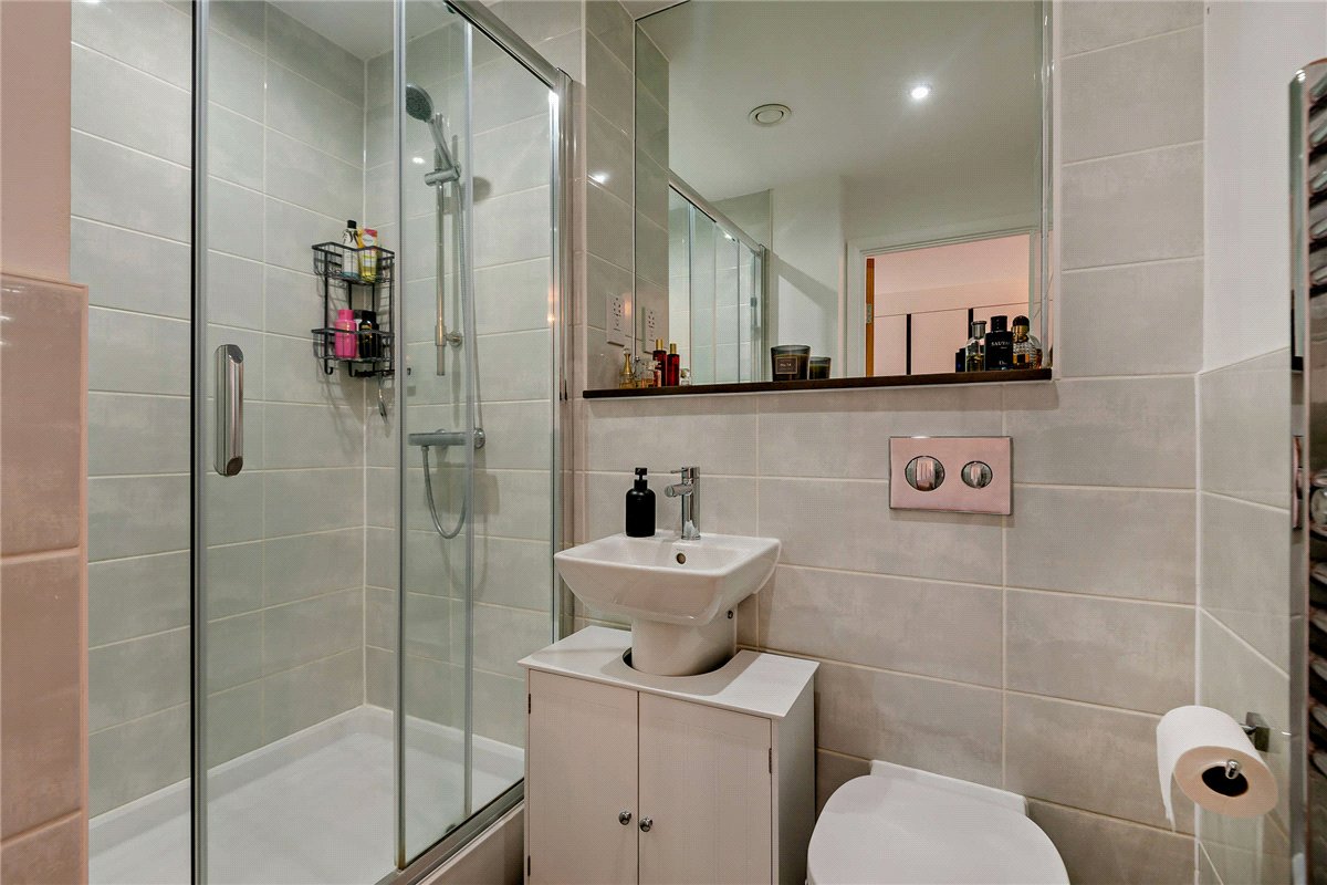 2 bedroom flat, Racecourse Road, Newbury RG14 - Available