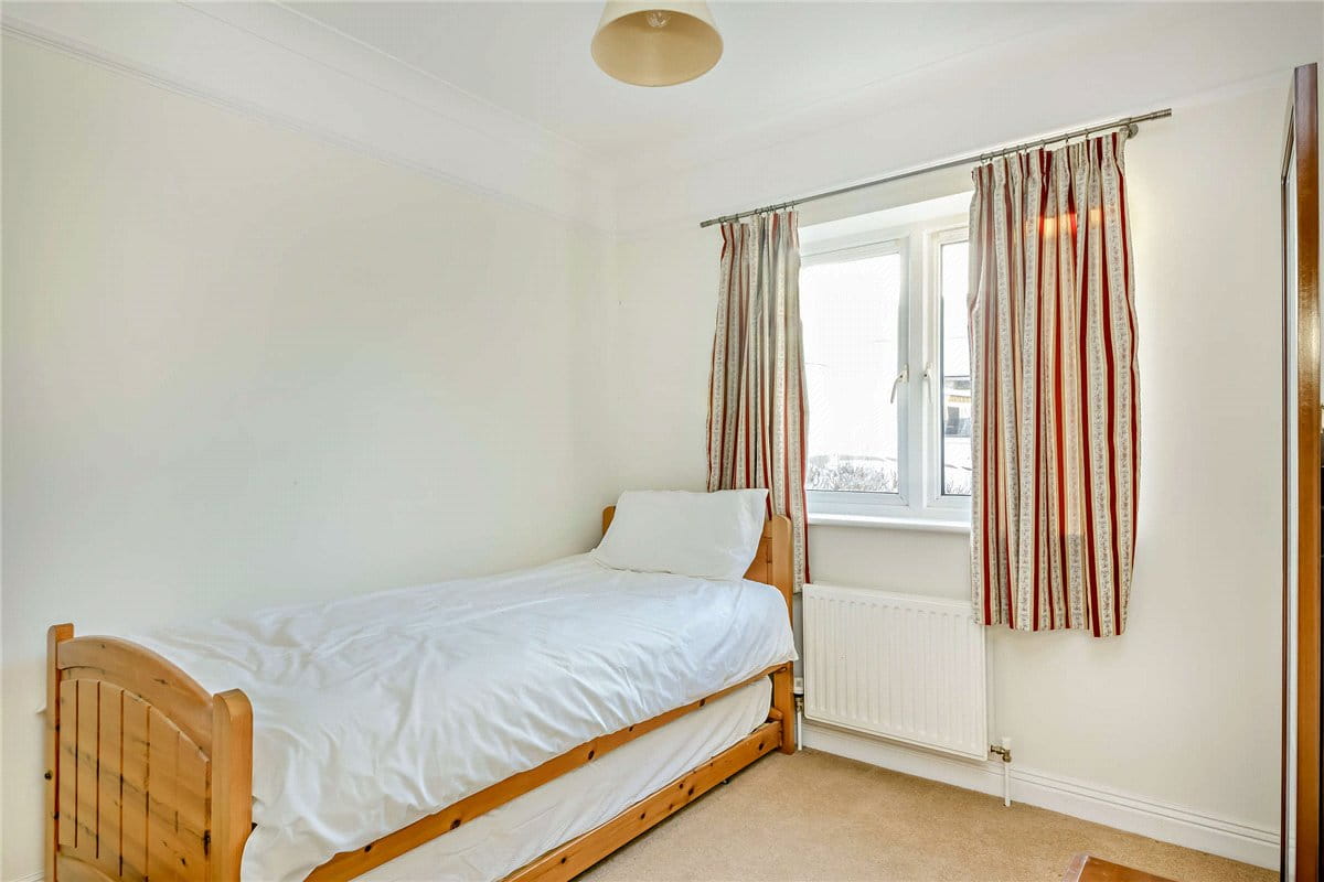 2 bedroom bungalow, Enborne Road, Newbury RG14 - Available