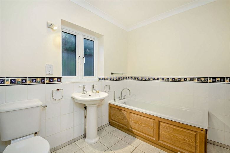2 bedroom bungalow, Enborne Road, Newbury RG14 - Available