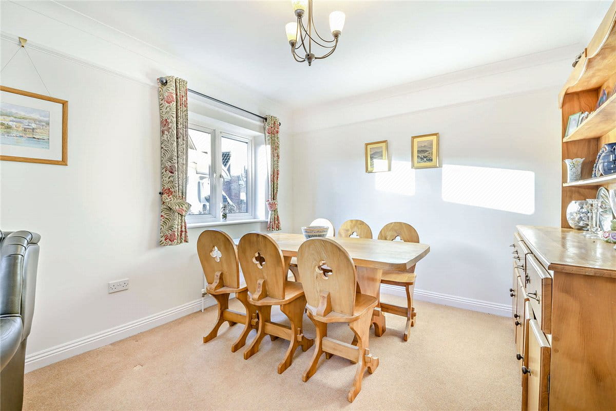 2 bedroom bungalow, Enborne Road, Newbury RG14 - Available