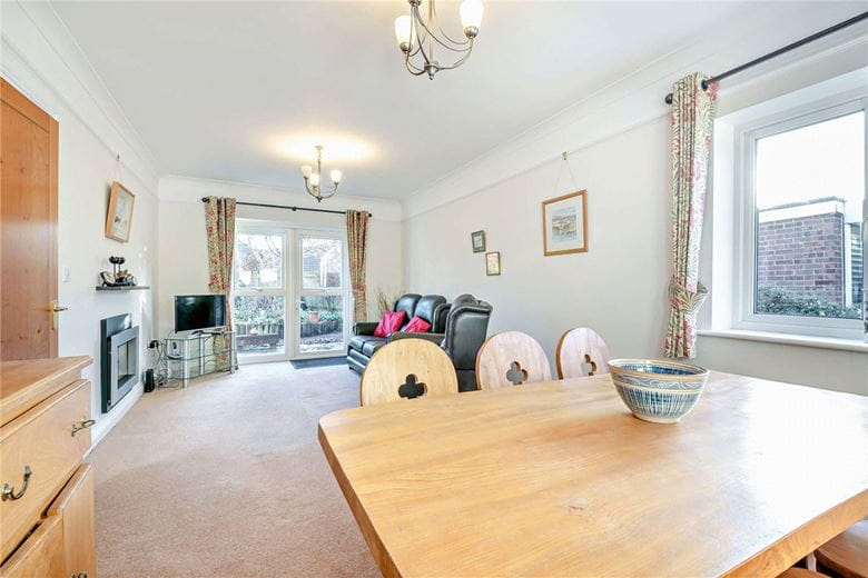2 bedroom bungalow, Enborne Road, Newbury RG14 - Available