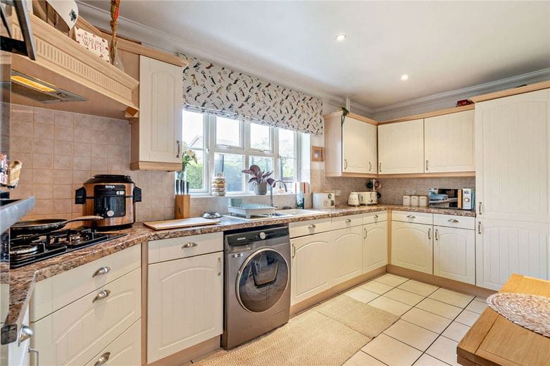 6 bedroom house, Dorneywood Way, Newbury RG14 - Available