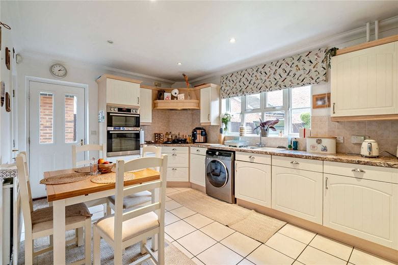 6 bedroom house, Dorneywood Way, Newbury RG14 - Available