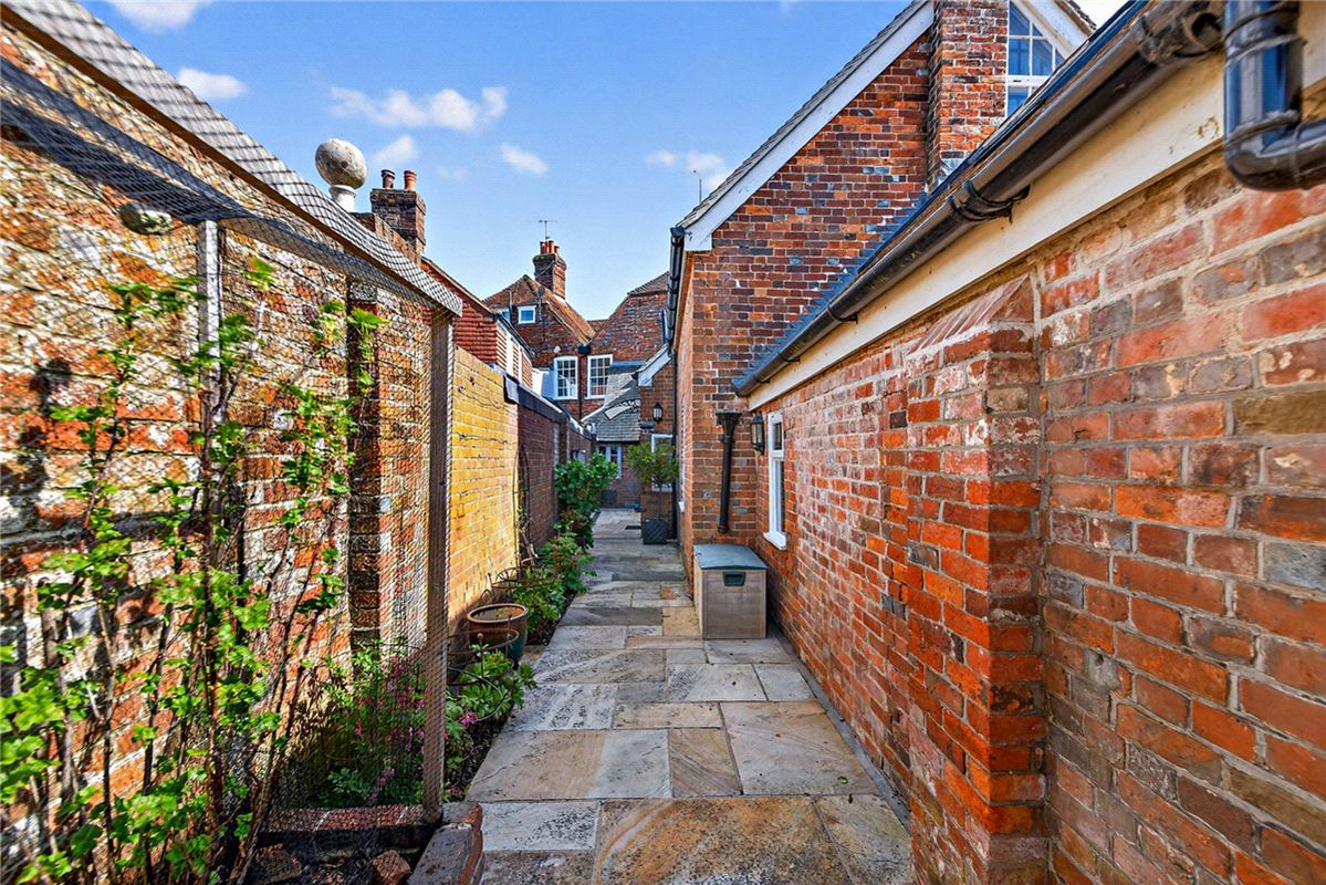 7 bedroom house, Bridge Street, Hungerford RG17 - Available