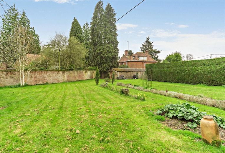 8 bedroom house, Yattendon Road, Hermitage RG18 - Available