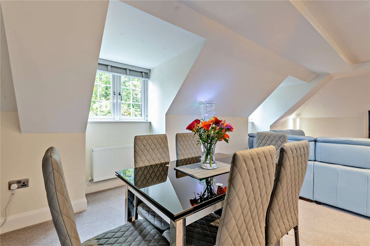 2 bedroom flat, The Dolmans, Shaw RG14 - Available