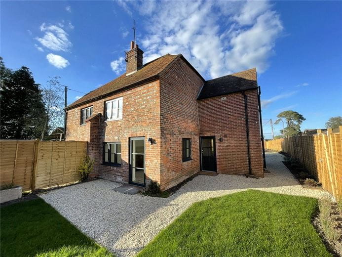 3 bedroom cottage, Enborne Street, Enborne RG14 - Available