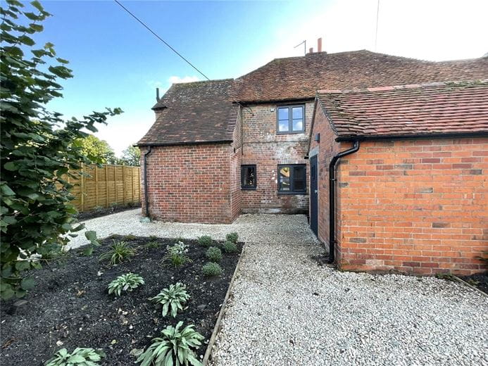 3 bedroom cottage, Enborne Street, Enborne RG14 - Available