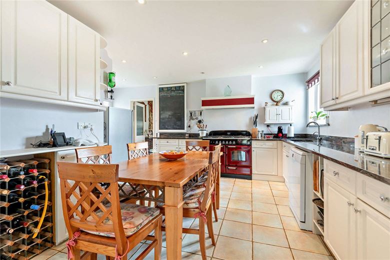 4 bedroom house, Garden Close Lane, Newbury RG14 - Available