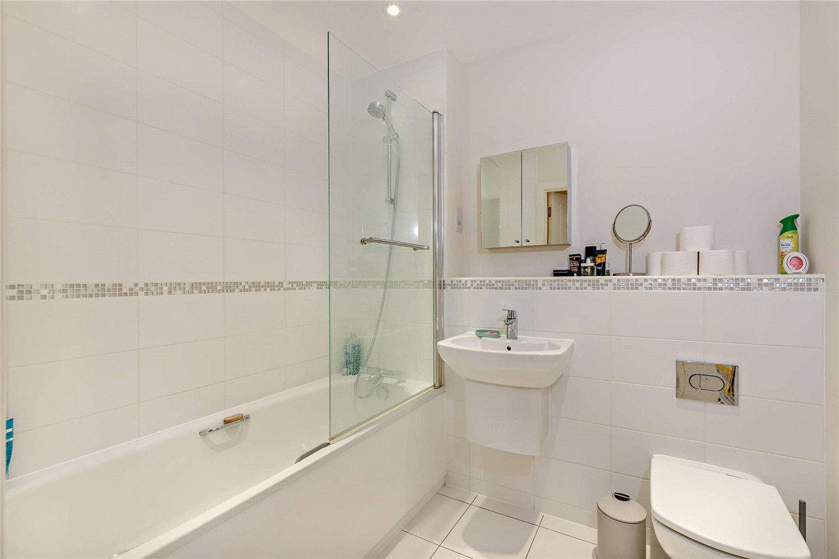 2 bedroom flat, West Street, Newbury RG14 - Available