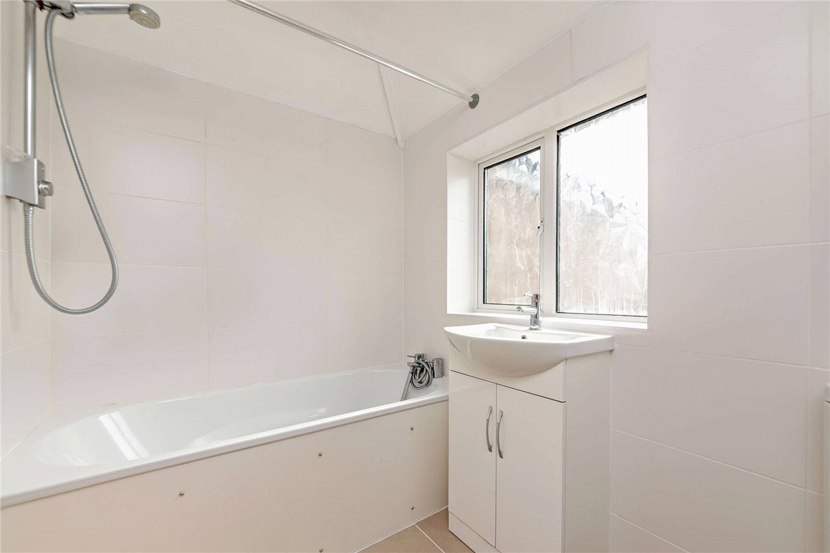 4 bedroom house, Sagecroft Road, Thatcham RG18 - Available