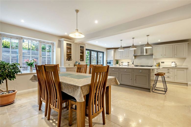 5 bedroom house, Spring Gardens, Newbury RG20 - Available