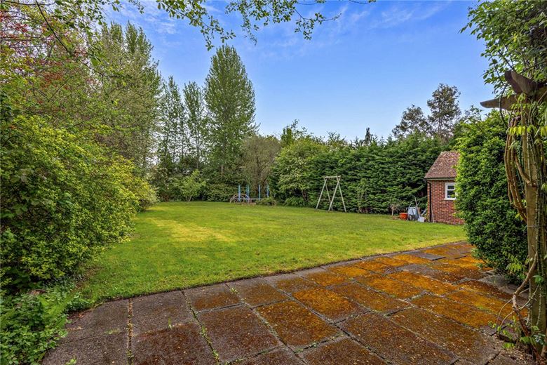 5 bedroom house, Andover Road, Newbury RG14 - Available