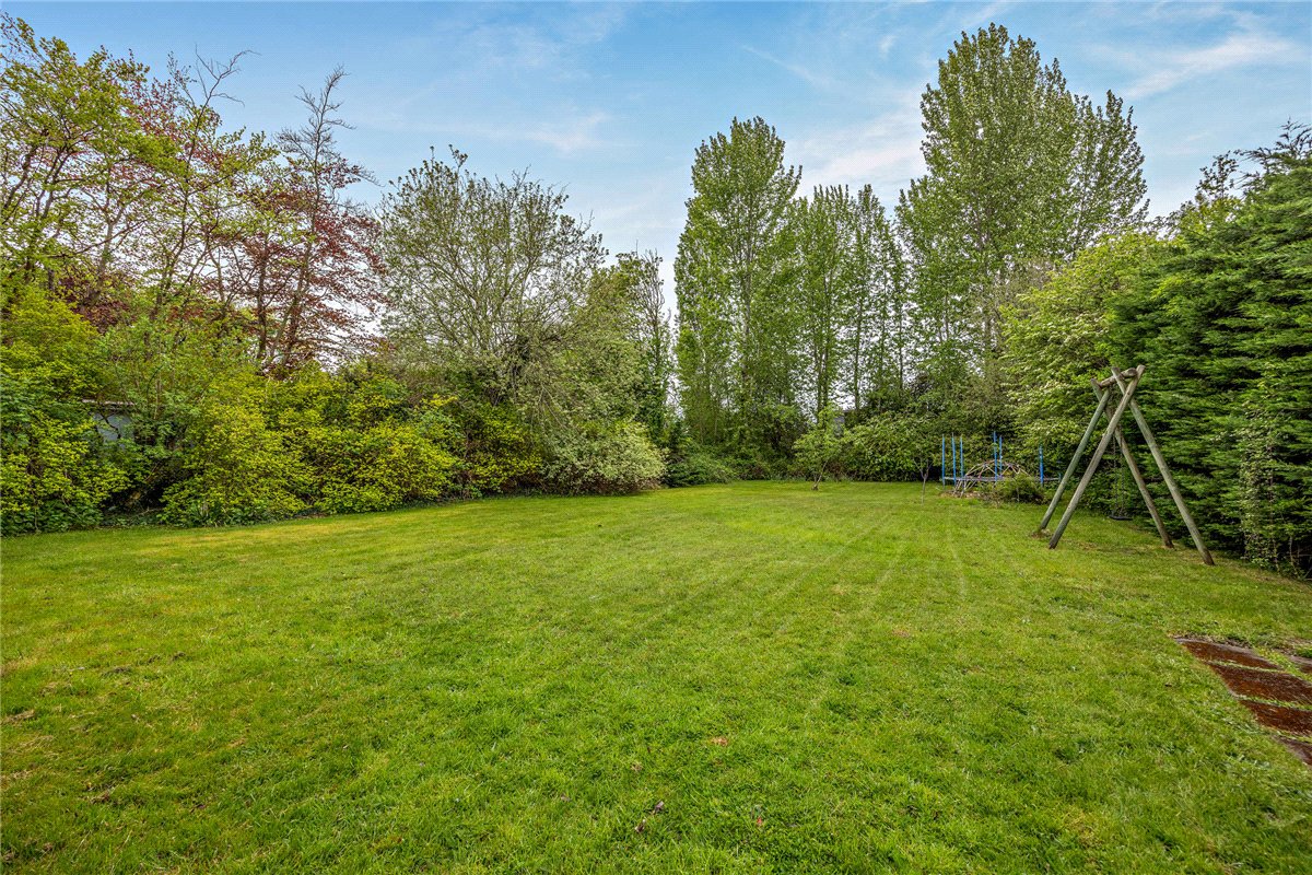 5 bedroom house, Andover Road, Newbury RG14 - Available