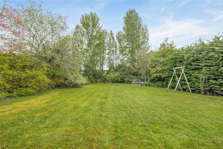5 bedroom house, Andover Road, Newbury RG14 - Available