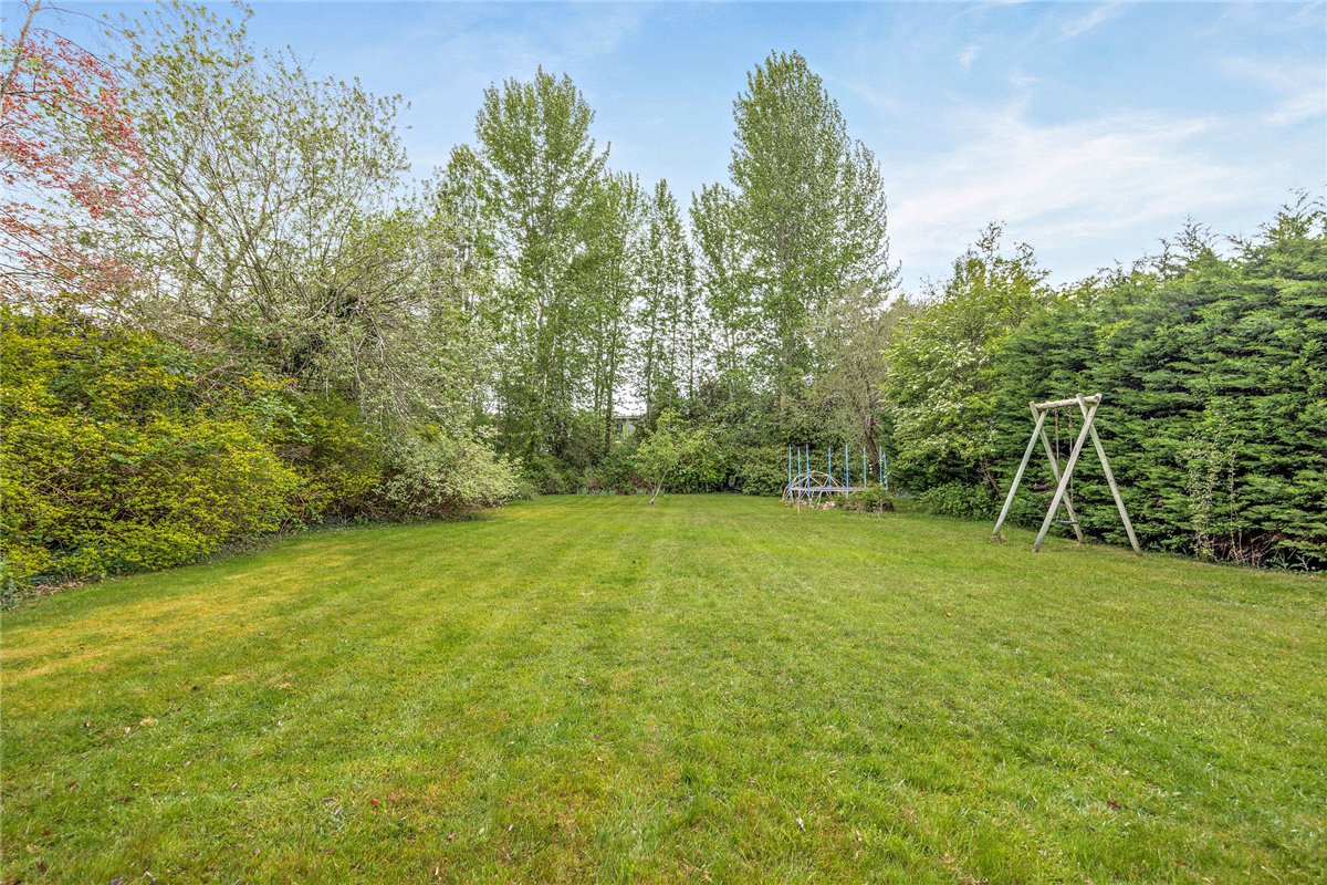 5 bedroom house, Andover Road, Newbury RG14 - Available