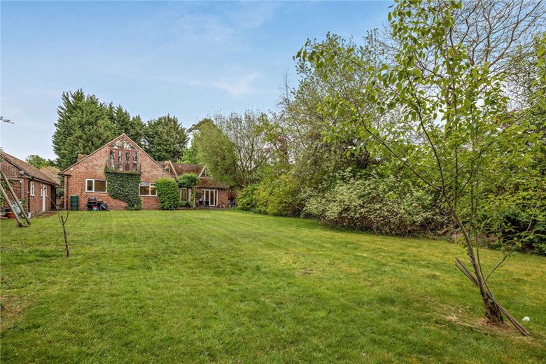 5 bedroom house, Andover Road, Newbury RG14 - Available