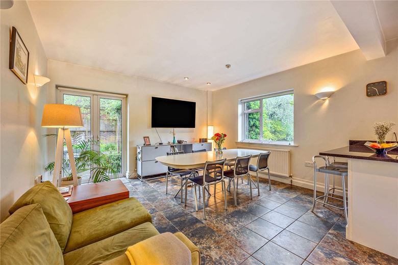 5 bedroom house, Andover Road, Newbury RG14 - Available
