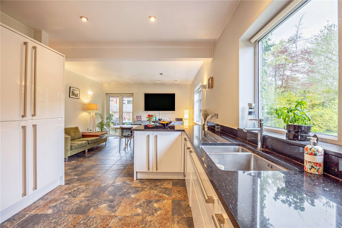 5 bedroom house, Andover Road, Newbury RG14 - Available