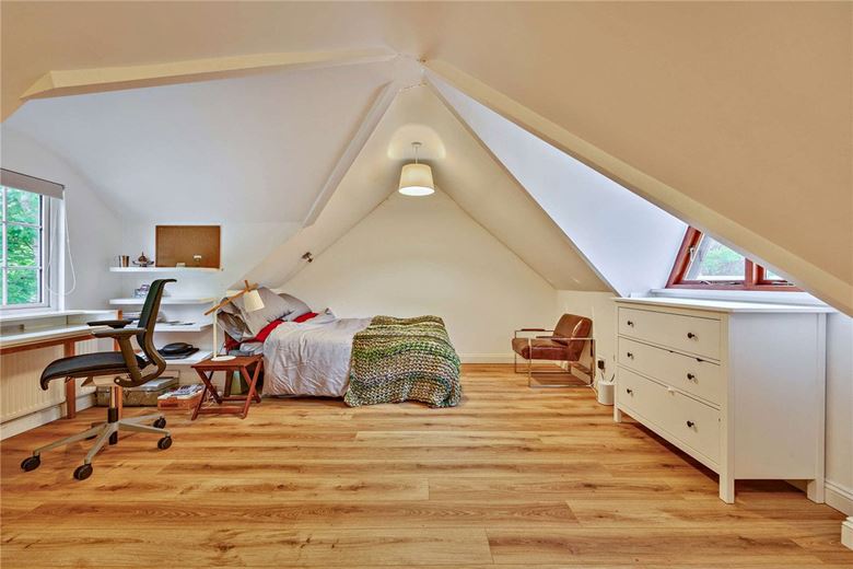 5 bedroom house, Andover Road, Newbury RG14 - Available