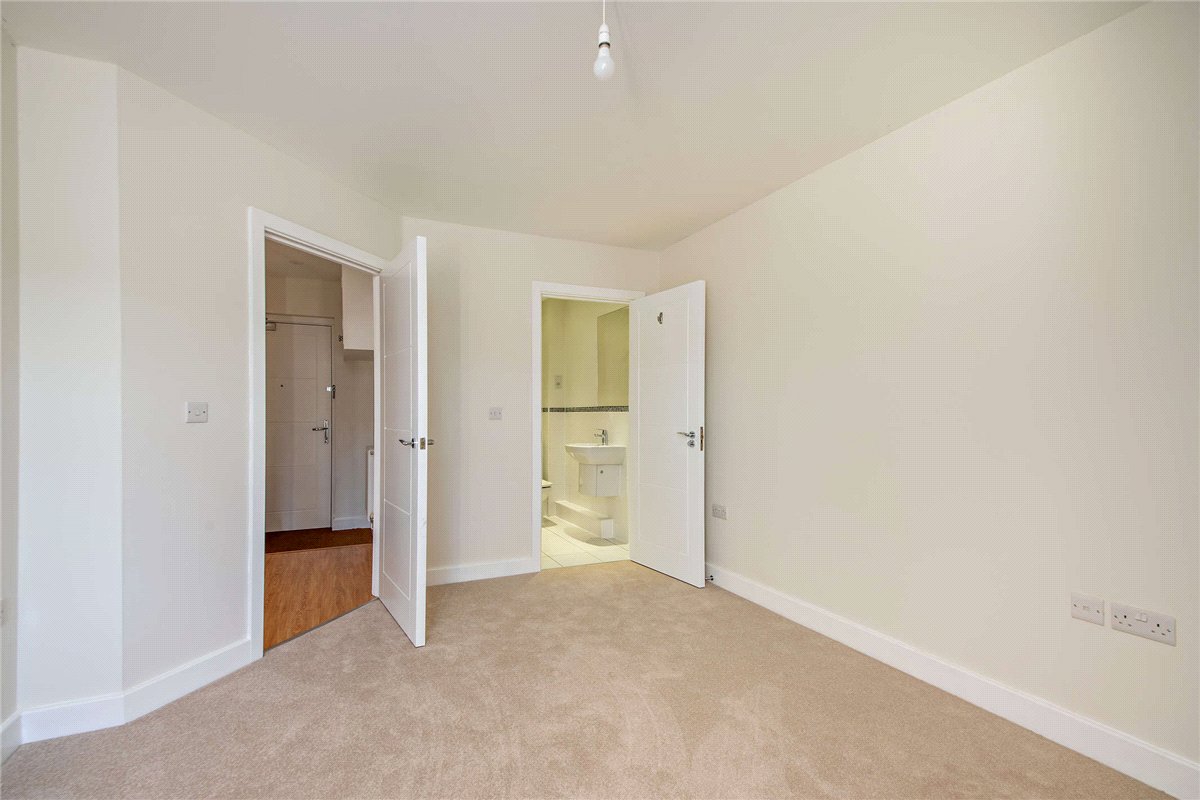 2 bedroom flat, West Street, Newbury RG14 - Available