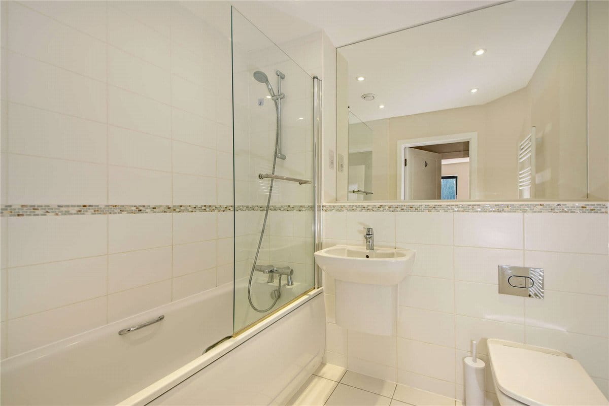 2 bedroom flat, West Street, Newbury RG14 - Available