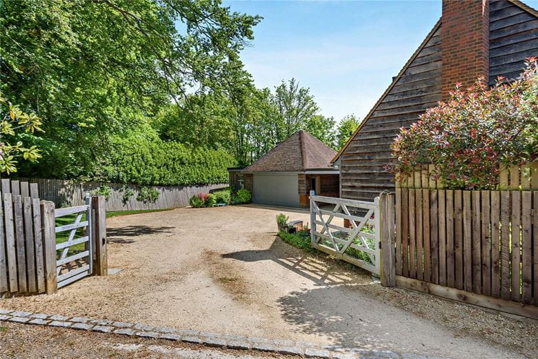 3 bedroom house, Fox's Lane, Kingsclere RG20 - Available