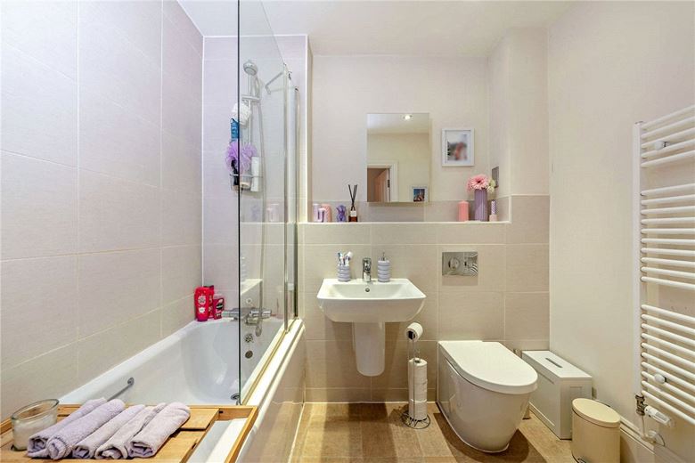 1 bedroom flat, Luker Court, Ireland Drive RG14 - Available