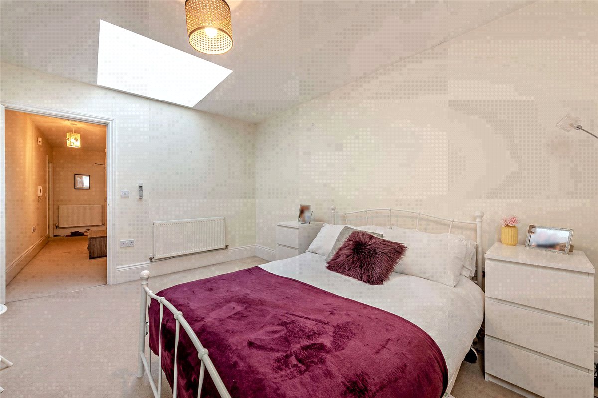 1 bedroom flat, Luker Court, Ireland Drive RG14 - Available