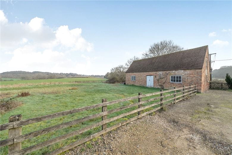 4 bedroom house, The Slade, Bucklebury RG7 - Available