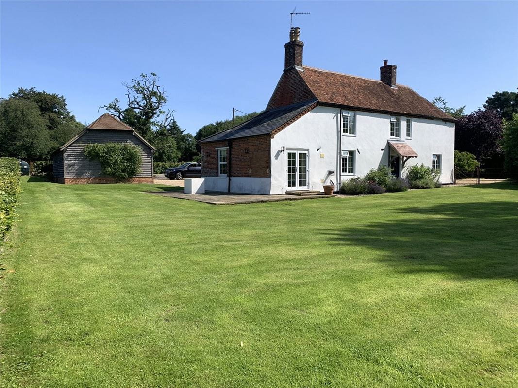 5 bedroom house, Inholmes Common, Woodlands St. Mary RG17 - Let Agreed