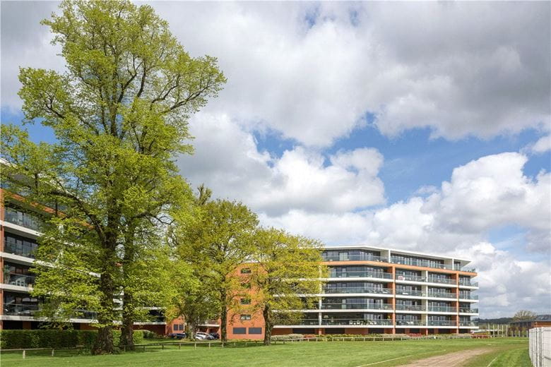 2 bedroom flat, Racecourse Road, Newbury RG14 - Let Agreed