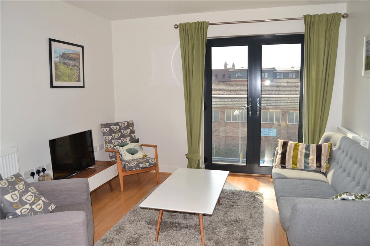 2 bedroom flat, West Street, Newbury RG14 - Available